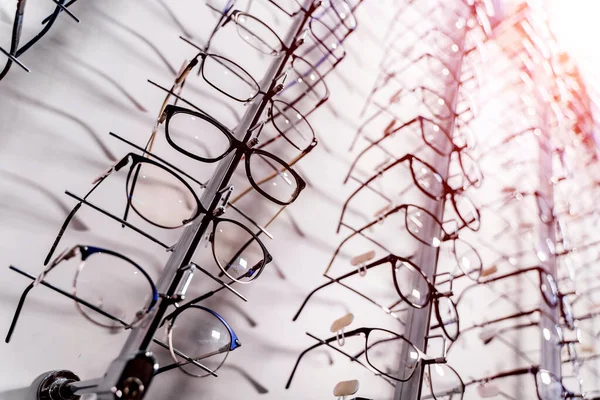 Tienda Anteojos Soporte Con Gafas Tienda Óptica Mano Mujer Elige — Foto de Stock
