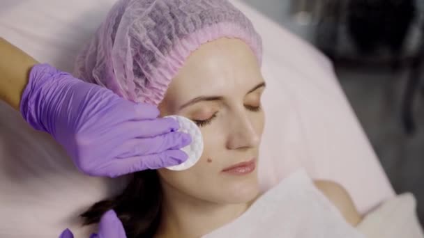 一个漂亮的女人躺在一位美容师办公室的沙发上 在眼部做肉毒杆菌毒素手术 美容品注射 后续行动 — 图库视频影像