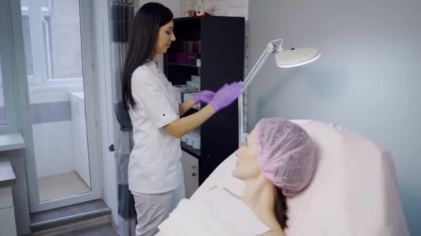 Cosmetologista Experiente Luvas Estéreis Prepara Injeções Botox Para Uma Mulher — Vídeo de Stock