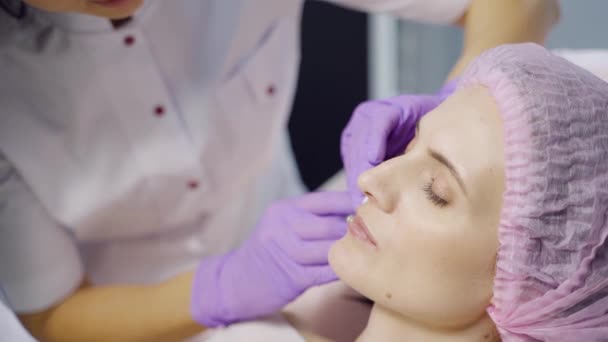 Una Especialista Cosmetología Estética Sostiene Una Jeringa Mano Hace Inyecciones — Vídeos de Stock