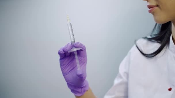 一位戴紫色手套的美容师在一家医学美容中心手握肉毒杆菌毒素注射剂 程序的准备工作 — 图库视频影像