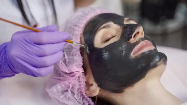 Una Joven Está Acostada Sofá Con Una Máscara Negra Cara — Vídeos de Stock