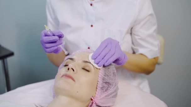 一位专家正在向美容外科中心前额部的一位病人注射间歇性疗法 现代美容学 皮肤保湿程序 — 图库视频影像