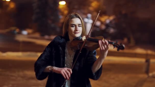 Una Hermosa Chica Con Vestido Brillante Abrigo Negro Interpreta Música — Vídeos de Stock