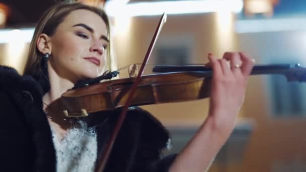 Una Chica Encantadora Con Reloj Mano Está Tocando Instrumento Contra — Vídeo de stock