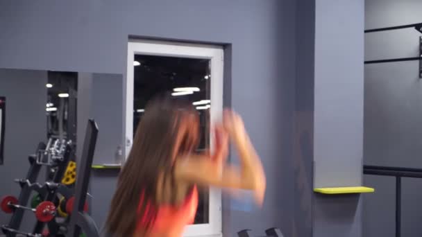 活跃的女人跳过体育馆里的木箱 运动和健康生活方式的概念 — 图库视频影像