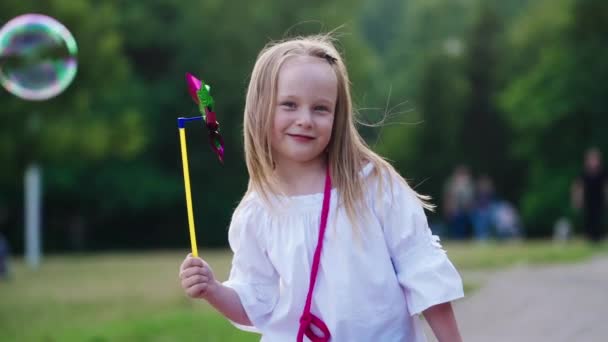 Een Klein Meisje Dat Met Een Speelgoedwiel Speelt Klein Meisje — Stockvideo