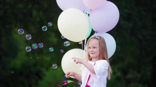 Meisje Spelen Met Bubbel Het Park Meisje Hebben Plezier Spelen — Stockvideo