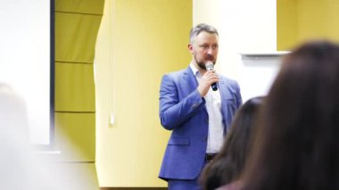 Katılımcı ile seminer odası. İş adamı bir konferansta sunum yapıyor.