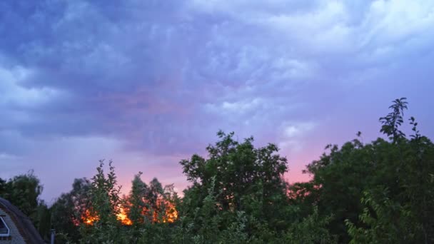 明亮的闪电 日落时天空闪烁着闪电 — 图库视频影像