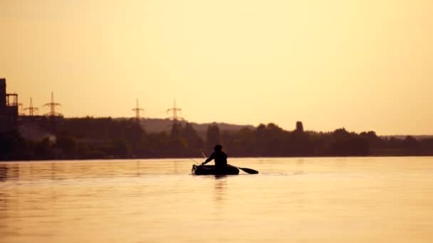 Homme Pêchant Depuis Bateau Coucher Soleil Homme Mûr Pêche Partir — Video