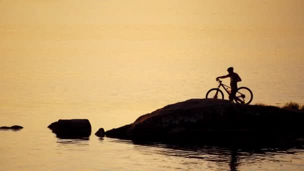 Sportlicher Mann Mit Fahrrad Bei Sonnenuntergang Mann Mit Fahrrad Genießt — Stockvideo