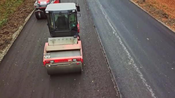在公路建筑工地上打滚 铺装沥青和修路滚子 — 图库视频影像