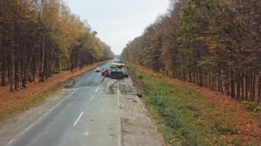 Yeni yol inşaatı. Yeni bir yol inşaatında bir sonraki asfalt tabakasını sermek.