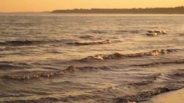 Deniz suyunun arka plan görüntüsü. Kumsalda köpüklü deniz kıyısı, yakın.