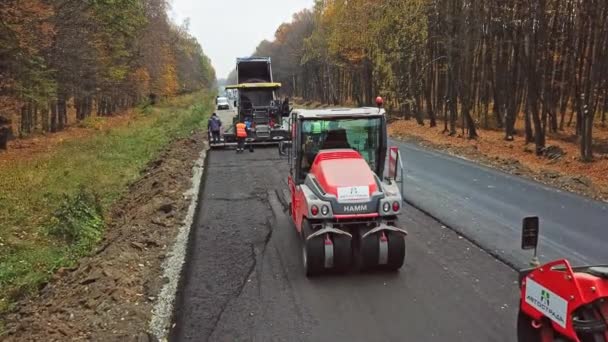工地的压路机 在新的道路建筑工地工作的道路机械的近景 — 图库视频影像