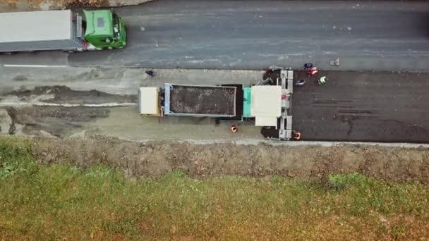 Roboty Budowlane Drodze Pavement Maszyna Układanie Świeżego Asfaltu Podczas Budowy — Wideo stockowe