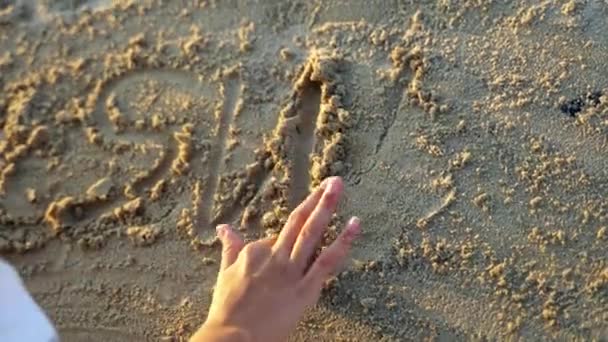 Kuma Yazısıyla Yazılmış Kumsala Yazılmış Yazısının Yakın Görüntüsü — Stok video