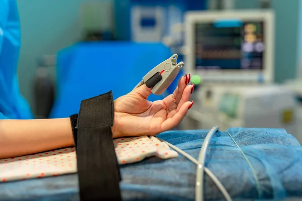 Mano Paciente Acostado Mesa Operaciones Sensor Oxímetro Pulso Dedo Paciente — Foto de Stock
