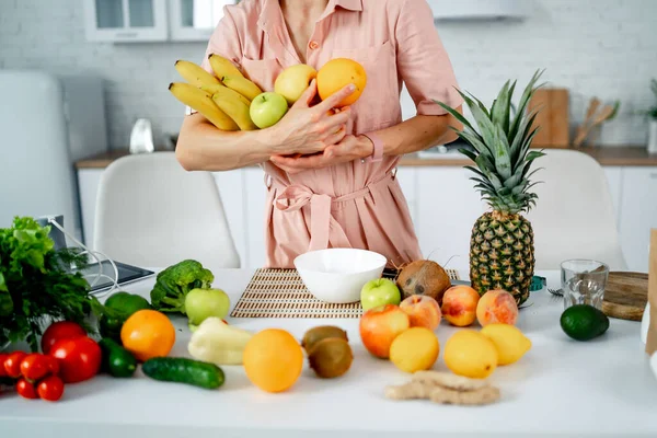 Όμορφη Νεαρή Γυναίκα Που Κρατάει Φρέσκα Φρούτα Φόντο Της Κουζίνας — Φωτογραφία Αρχείου