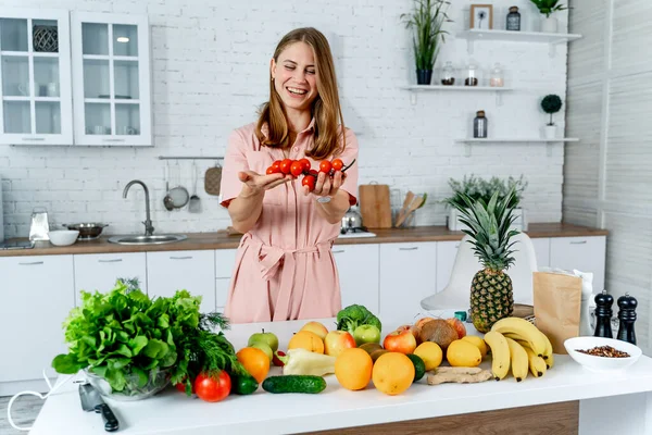 Mulher Cozinha Segurando Monte Tomate Vermelho Suas Mãos Dona Casa — Fotografia de Stock