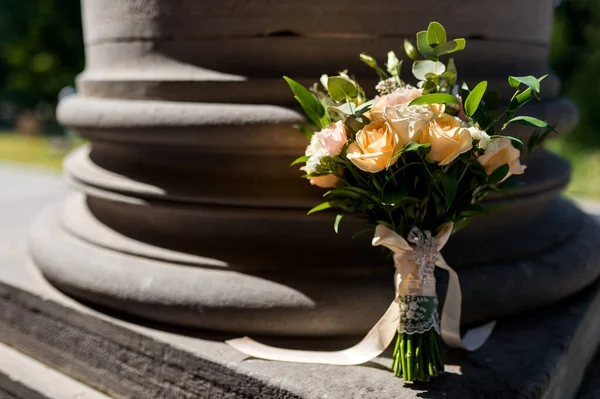 Esküvői Csokor Menyasszony Virágai Sötét Oszlopnál Sárga Színek — Stock Fotó