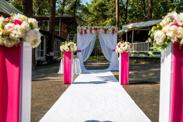 美丽的婚礼在户外举行 餐厅背景上的婚礼拱门 由布料 白花和粉色花制成 — 图库照片