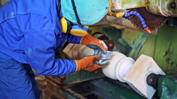 Der Mensch Poliert Stein Polieren Eines Granits Auf Einer Steinfabrik — Stockvideo