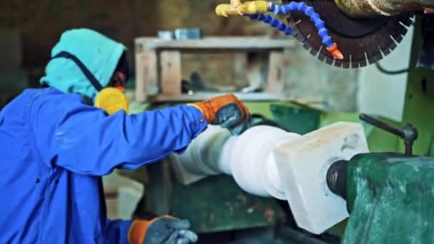 Hombre Puliendo Piedra Granito Trabajador Masculino Que Utiliza Máquina Lijar — Vídeos de Stock