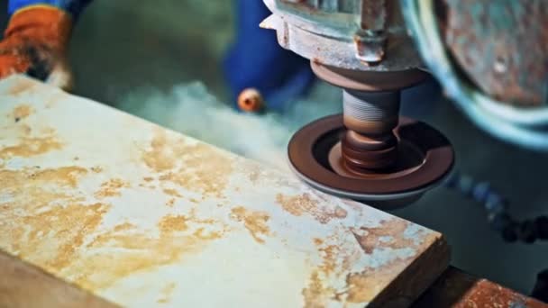 Lavoratore Elabora Pietra Granito Lavoratore Processi Pietra Granito — Video Stock