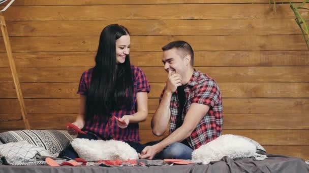 Щаслива Пара Позує Студії Студійний Стиль Життя Портрет Щасливої Закоханої — стокове відео