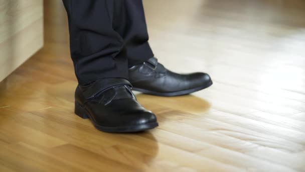 Barefoot Heeft Schoenen Aan Close Van Mannelijke Benen Zetten Schoenen — Stockvideo