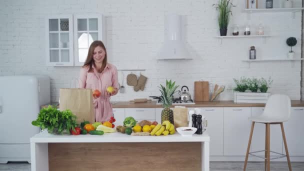 台所で女料理 現代の台所で笑顔の若い主婦の肖像 — ストック動画