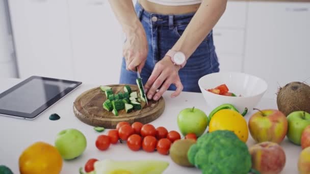 台所で料理をする女性 若い女性は自宅でキッチンのインテリアで新鮮な野菜とサラダを調理 — ストック動画