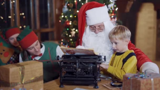 Fiú Írj Egy Levelet Mikulásnak Kisfiú Nyomtatás Levél Régi Gép — Stock videók