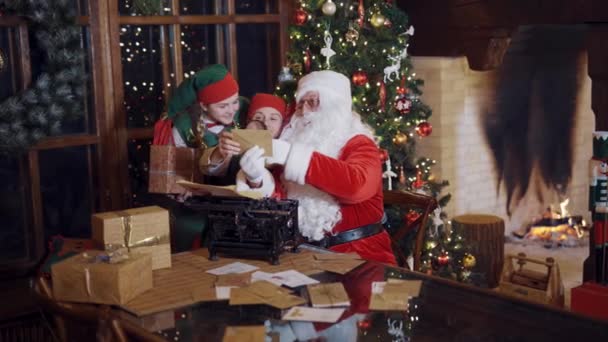 Jultomten Läser Barnbrev Jultomten Sitter Vid Bordet Med Alver Och — Stockvideo