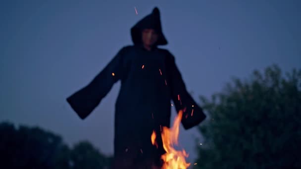 Sorcière Près Feu Sorcière Par Feu Dans Forêt Nocturne Prépare — Video