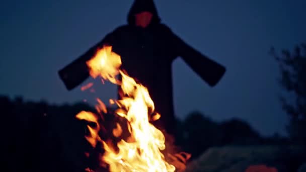 火の近くの怒りの魔女 火のそばに立つ恐ろしい鬼 — ストック動画