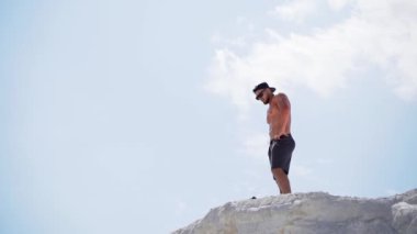 Eğitimden sonra dinlenen adam. Genç adam eğitimden sonra dinlenirken doğanın tadını çıkarıyor.