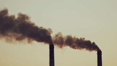 Endüstriyel bir borudan hava emisyonu. Atmosfere duman ve kirlilik yayıyor.