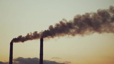 Dioksit hava kirliliği. Günbatımına karşı bacadan çıkan endüstriyel duman