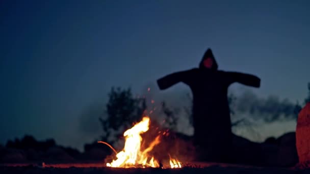 Concepto Halloween Brujería Bruja Negra Manto Queda Frente Fuego — Vídeos de Stock