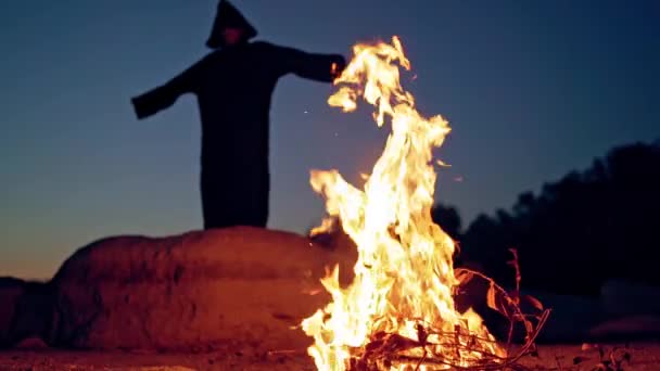 Ijesztő Alak Fekete Köpenyben Közelkép Boszorkány Marad Tűz Körül Erdőben — Stock videók