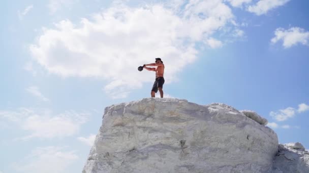 Sportowy Człowiek Hantlami Sportowy Człowiek Robi Rutynowe Ćwiczenia Przyrodzie — Wideo stockowe