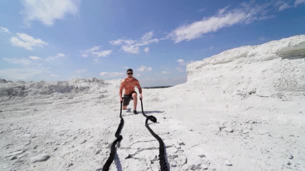 Atleta Haciendo Ejercicio Fitness Cross Aire Libre Entrenamiento Cuerda Batalla — Vídeo de stock