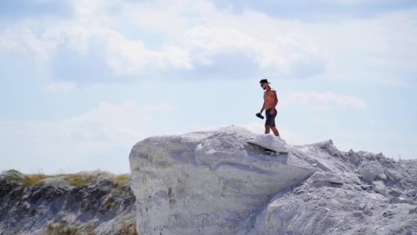 Man Top Mountain Young Man Standing Cliffs Edge Top Mountain — Stock Video