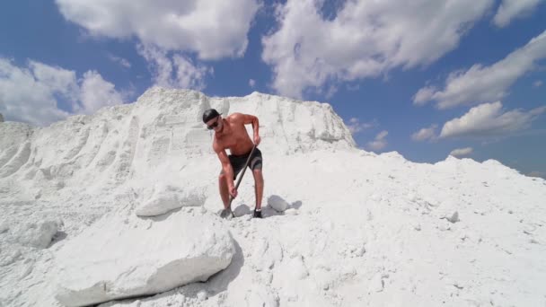 Muž Fitness Trénink Velkým Těžkým Kladivem Mladý Muž Kladivem Kámen — Stock video