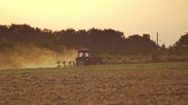 Tractor Werkt Boerderij Tractorploegvelden Bouwland Voor Zaaidoeleinden — Stockvideo