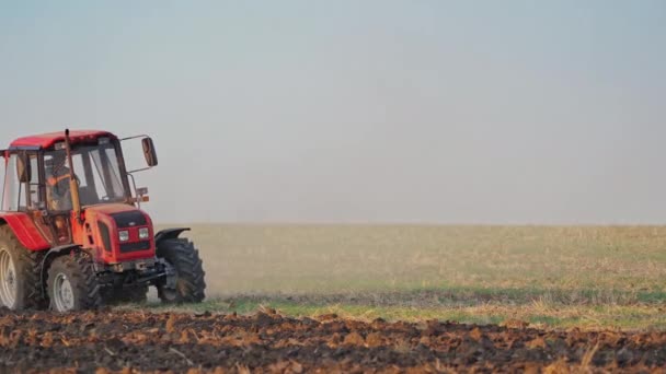 Трактор Вспахивает Поле Крупный План Тракторного Поля — стоковое видео