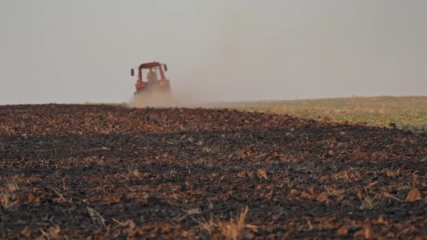 拖拉机在地里犁地 田里用拖拉机和犁耕的规模耕作 — 图库视频影像